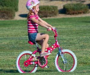 yapboz Kız baharda parkta bisiklete binmek